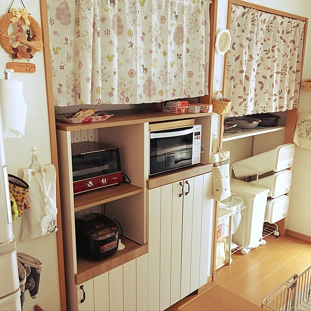 satonoriのタカシン家具工業-[クーポン配布中+P5倍10/9 1:59迄] 【在庫限り】食器棚 レンジ台 電子レンジ フレンチカントリー サイドキャビネット スライド棚 北欧 アンティーク風 おしゃれ 取っ手 コンセント付 キッチンラック キッチン家電 スライド棚 ホワイト 白 小物 DIY 祝日CR-1350Rの家具・インテリア写真