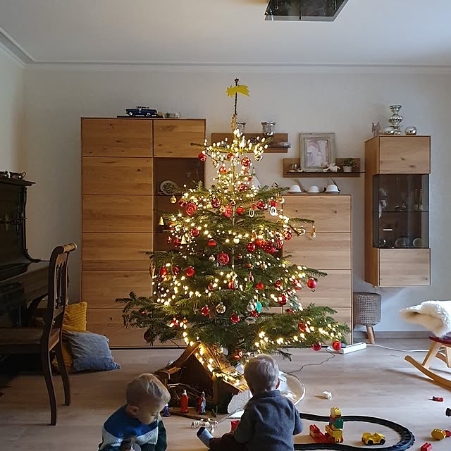 明るくてにぎやかなクリスマスツリー 子ども部屋 インテリア