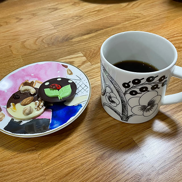 コーヒーのある暮らし/ARABIAマグ/ケイトスペード 皿/机のインテリア実例 - 2025-03-01 07:32:22