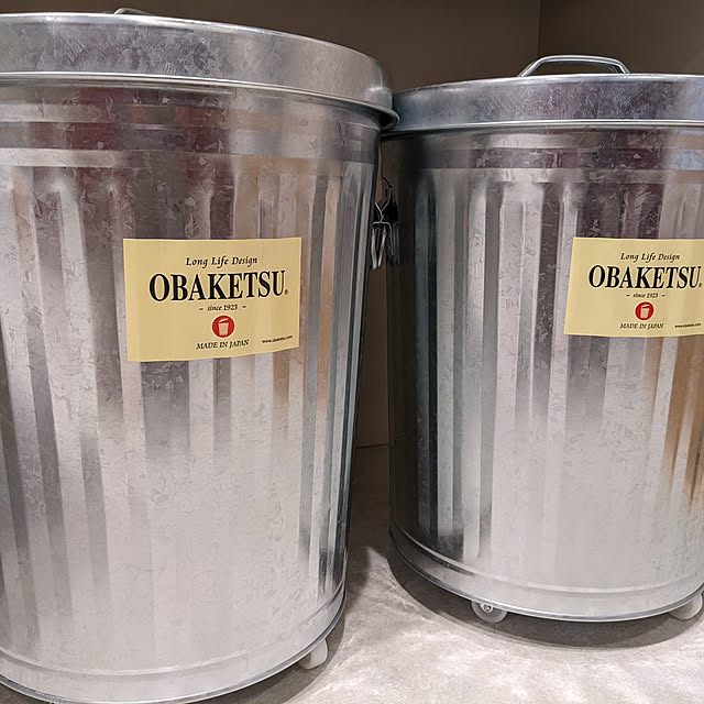 134の渡辺金属工業-●一部予約販売●【メーカー公式直営店】OBAKETSU (オバケツ) ゴミ箱 33L キャスター付 送料無料 ラッピング対応 おばけつ おバケツ ごみ箱 キッチン 丸型 ペール缶 フタ付 ダストボックス 洗濯物入れ 水もれ防止 キャスター付 オバケツ 33L サイズの家具・インテリア写真