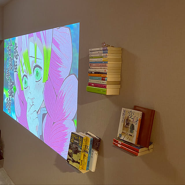 AKIRAの-【クーポン対象】 ブックエンド 本立て コンシールシェルフ S 3個セット シルバー 浮く 本 本棚 ブック インテリア 雑誌 図鑑 ディスプレイ Umbra アンブラ 【日本正規代理店】の家具・インテリア写真