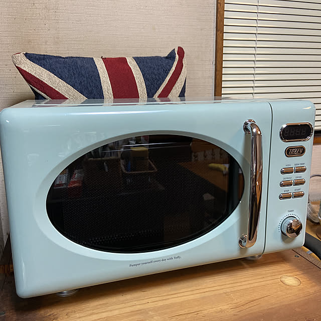 AustinminiのToffy-Toffy トフィー 電子レンジ レンジ 小型 コンパクト 17l フラット レトロ かわいい おしゃれ オシャレ グリーン ホワイト K-DR1 レンジ 解凍 温め 一人暮らし 簡単操作 キッチンの家具・インテリア写真