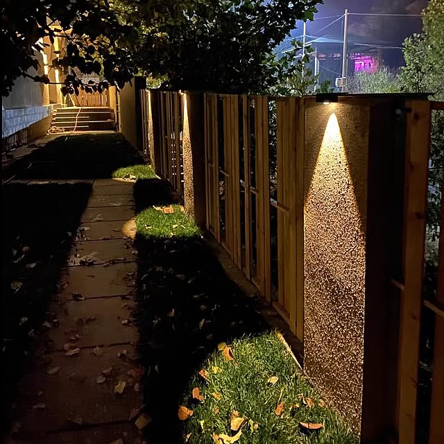 syouのBEST　LED　lighting-MY KOZARU ソーラー 屋外 フェンスライト ガーデンライト屋外 ソーラー 表札灯 表示灯 玄関灯 門柱灯 LEDガーデンライト 屋外防水 取付簡単 庭 階段 通路 バックヤード 玄関等に適用 (4個、電球色式、ソーラー式)…の家具・インテリア写真