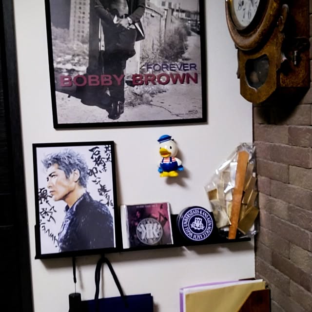 YASUの山崎実業-tower タワー (山崎実業) 石こうボード壁対応タブレット＆ブック棚 Wall-Mounted Tablet Shelf 本棚 ブックシェルフ ベッドサイド 寝室 スマホ 収納 小物 スチールの家具・インテリア写真