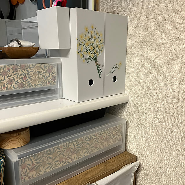 コンロ前は壁なし/キッチンカウンターの上/ウィリアムモリスのコラージュペーパー/無印良品　引き出しケース/無印良品　ファイルボックス...などのインテリア実例 - 2023-04-08 13:53:06