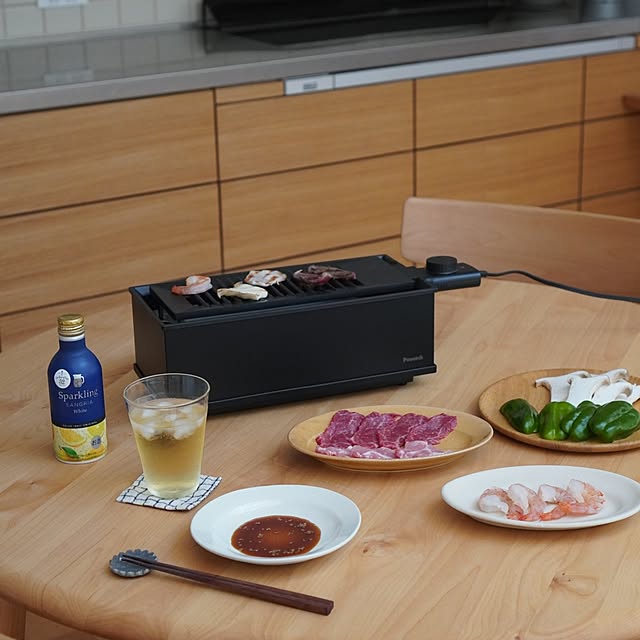 kumako.ieの-グッドデザイン賞受賞【公式】ピーコック 焼肉プレート 無煙 減煙 ホットプレート 一人用 炉端焼き器 ダイニング炉端 小型 電気コンロ 焼肉 七輪 卓上 電気七輪 焼き鳥焼き器 デザイン家電 父の日 プレゼント ギフト 母の日 ピーコック魔法瓶 DINING WLV-50の家具・インテリア写真