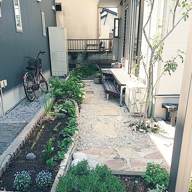 yurijiの-芝の根とめ 40枚組 芝 雑草 侵入 ブロック ストップ 防止 根とめ 根きり 芝止め 土留め 防草 芝生 花壇 仕切り お庭 ガーデニング 手入れの家具・インテリア写真