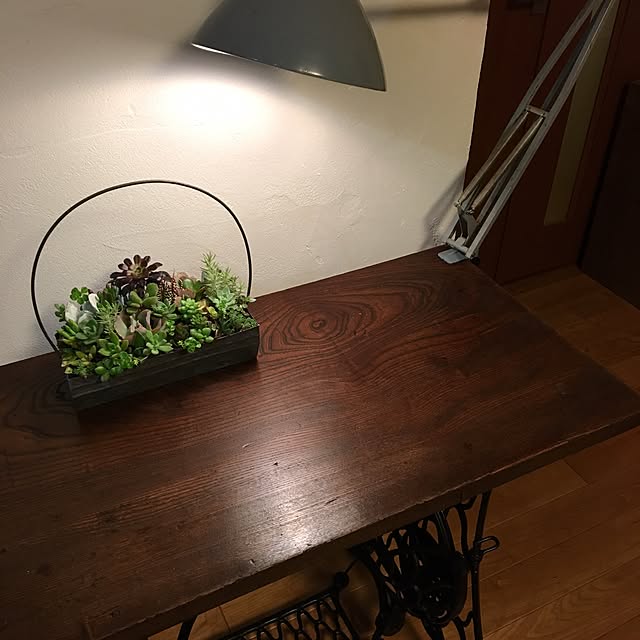 机/工業系照明/ミシン脚テーブル/多肉植物/古道具...などのインテリア実例 - 2016-04-10 00:10:56