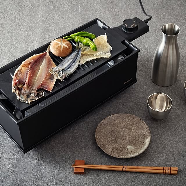 Peacockの-グッドデザイン賞受賞【公式】ピーコック 焼肉プレート 無煙 減煙 ホットプレート 一人用 炉端焼き器 ダイニング炉端 小型 電気コンロ 焼肉 七輪 卓上 電気七輪 焼き鳥焼き器 デザイン家電 父の日 プレゼント ギフト 母の日 ピーコック魔法瓶 DINING WLV-50の家具・インテリア写真