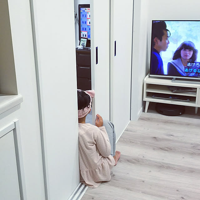 ku-kaiのarne-テレビ台 白 脚付き 120センチ 完成品 リビング収納 ローボード 120 リビングボード 北欧 収納 テレビボード テレビラック 120cm ホワイト 薄型 小さめ 低い 一人暮らし 木製 おしゃれ ロータイプ アンティーク 42インチ 40インチ 引き出し 日本製 【aster1200LTV木目】 ☆の家具・インテリア写真