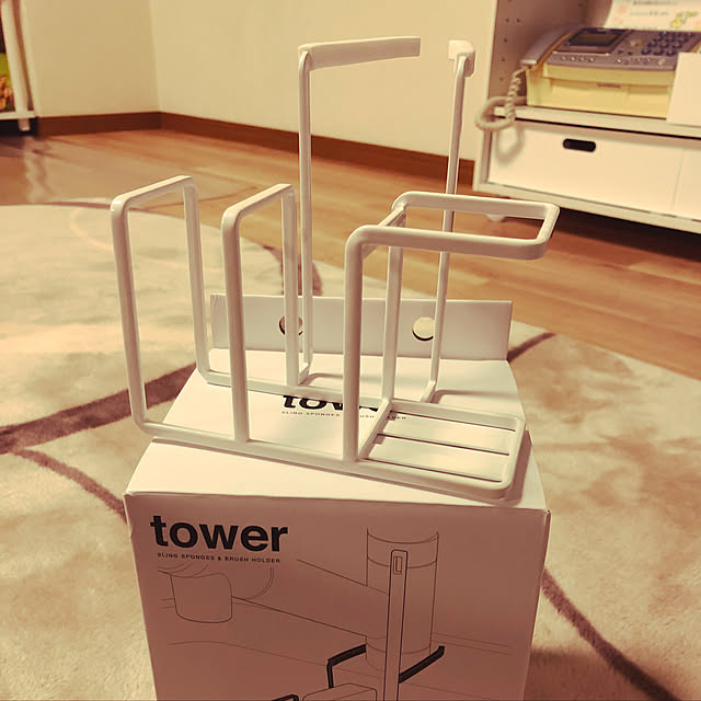 kattinの山崎実業-tower タワー(山崎実業) 蛇口にかけるスポンジ&ブラシホルダー SLING SPONGE HOLDER スポンジホルダー ブラシホルダー スポンジ置き ブラシ置き シンク収納 キッチン収納の家具・インテリア写真