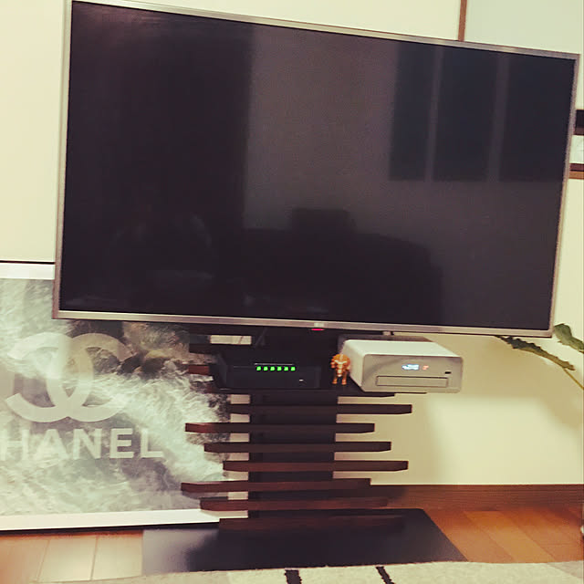 ogakoの-RENEW “自分style”にアレンジ 天然木 テレビスタンド ロータイプ 棚板付き ＜震度7試験クリア＞ 32〜65インチ対応 壁寄せ 壁寄せテレビ台 無垢 木目 背面収納 コード収納 自立式 TVスタンド おしゃれ ローボード テレビボードの家具・インテリア写真