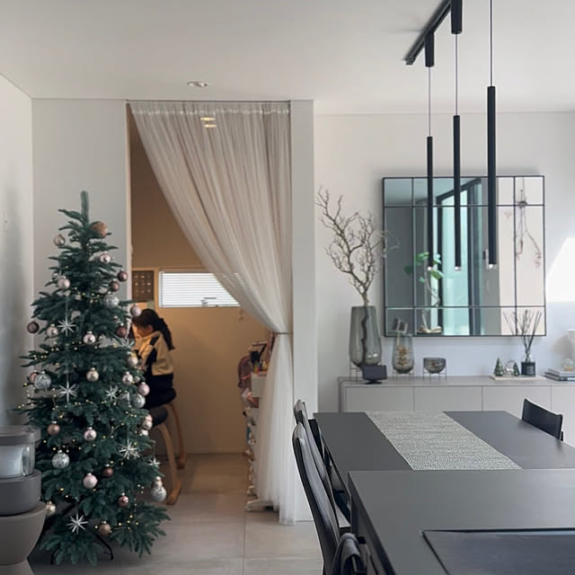 部屋全体/クリスマスインテリア/クリスマスツリー180cm/クリスマスツリー/シンプルモダン...などのインテリア実例 - 2024-11-10 17:06:55