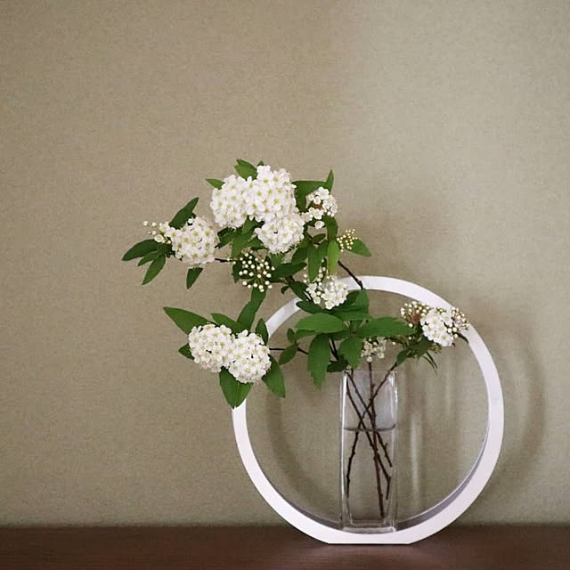 一輪挿し 春の花のおしゃれなアレンジ・飾り方のインテリア実例