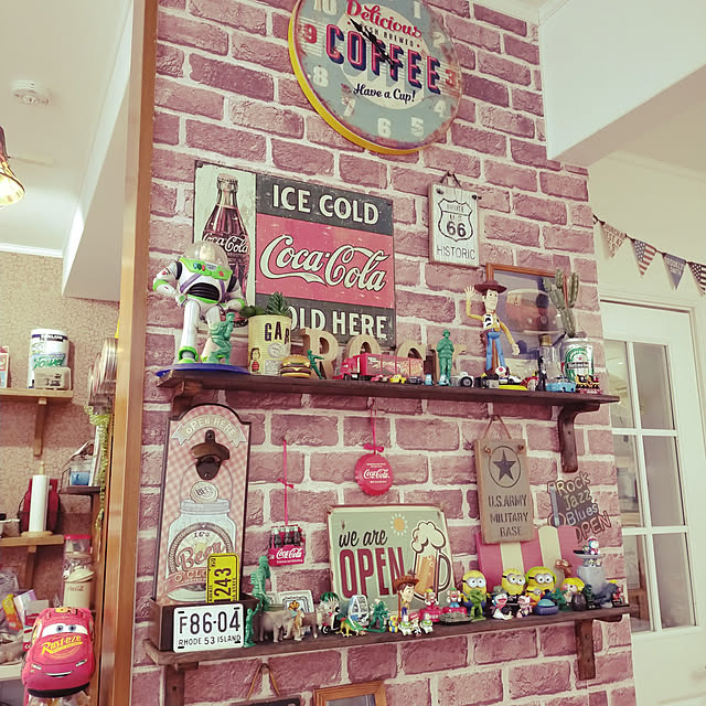 棚 コカコーラの商品を使ったおしゃれなインテリア実例