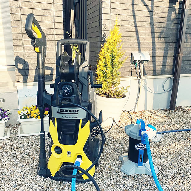 AKiのケルヒャー(Karcher)-【正規代理店】ケルヒャー 高圧洗浄機 静音モデル K5サイレント カー＆ホームキット (西日本・60Hz専用) 【メーカー3年保証】高性能 パワフル 洗浄力 洗車 洗剤付き お風呂 浴室 収納 簡単 ワンタッチ接続 圧力調整 お掃除 外壁 壁面 網戸 玄関 テラス周り 屋根 駐車場の家具・インテリア写真