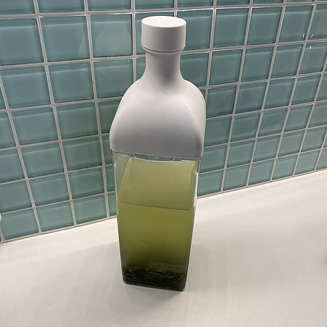 TomtokumakoのHARIO-HARIO(ハリオ) カークボトル 1200ml ホワイト 樹脂製 縦横 ピッチャー 茶こし付き 日本製 KAB-120-Wの家具・インテリア写真