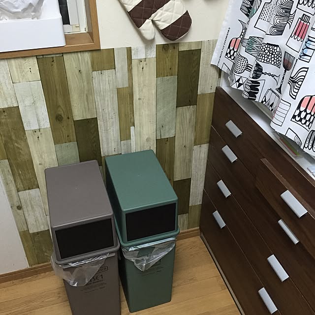 ViViの-はがせる壁紙 リフォームシート ウォールステッカー 木目 リメイクシート 赤レンガ DIYカッティングシートの家具・インテリア写真