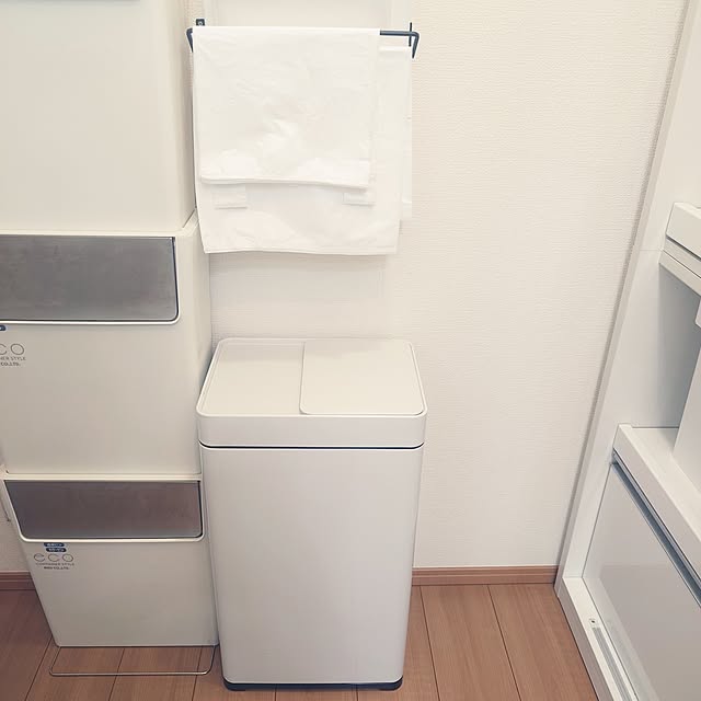 noguriのエムール-エムール オゾン消臭機能付 電動スライドダストボックス ゴミ箱 ホワイト 42L 30～45Lごみ袋対応 自動開閉機能の家具・インテリア写真