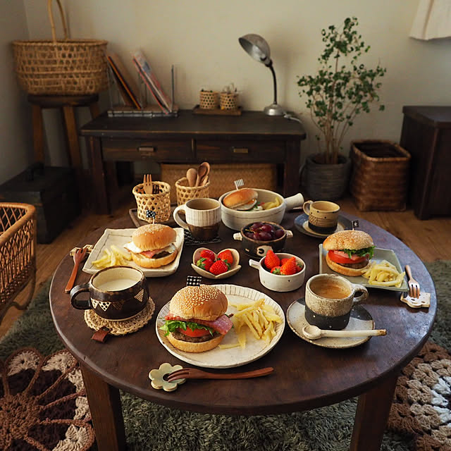 机/ハンバーガー/ちゃぶ台DIY/お昼ごはん/インスタ→slow