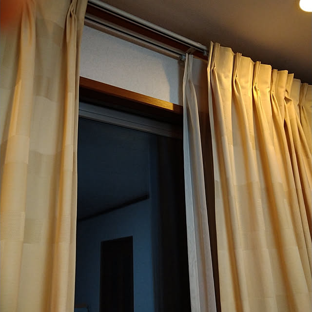 壁/天井/カーテン変えたいな(>_<)/色がなかなか無い/何色が合うのかも/遮光カーテン欲しい...などのインテリア実例 - 2022-02-18 20:49:21