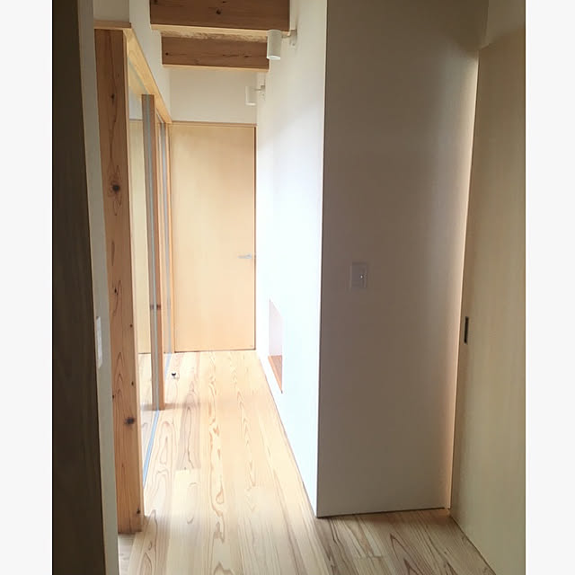 部屋全体/中庭のある家/杉板の床/木製建具/新築のインテリア実例 - 2019-01-16 12:47:34