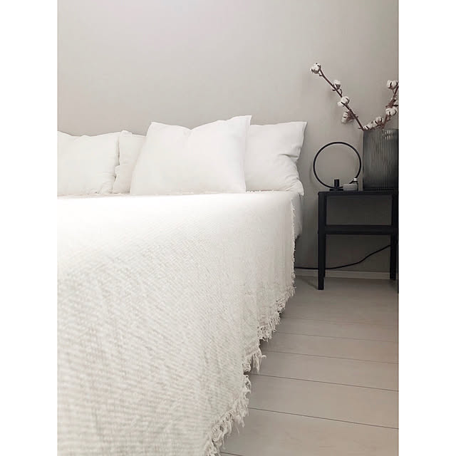 ベッドサイドテーブル/ベッドカバー/無印良品/コットンフラワー/H&M HOME...などのインテリア実例 - 2020-05-19 11:29:53