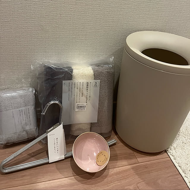 miitaの-【KEYUCA公式店】ケユカ pistダストボックス 10L[インテリア雑貨 ゴミ箱 寝室 部屋用 円形 無地 シンプル おしゃれ ごみ箱 かわいい 白 洗面所 ホワイト 見えにくい 和室 10リットル リビング 子供部屋 ダストボックス オフィス ごみばこ ふたつき 台所 ふた付き 蓋つき 丸]の家具・インテリア写真