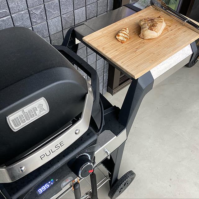 takukana-mimiの-【マラソン期間中クーポン+エントリーでポイント5倍】 ウェーバー(Weber) バーベキュー コンロ パルス Pulse エッセンシャルセット カート カバー 電気 スマートデバイス BBQ グリル 蓋付き キャンプ 卓上 81012013JPNB01 【グリル 5年保証 アクセサリ2年保証】の家具・インテリア写真
