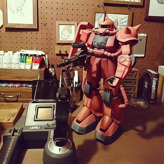 ガンダム シャア専用のおしゃれなアレンジ・飾り方のインテリア ガンダム シャア専用のおしゃれなアレンジ・飾り方のインテリア
