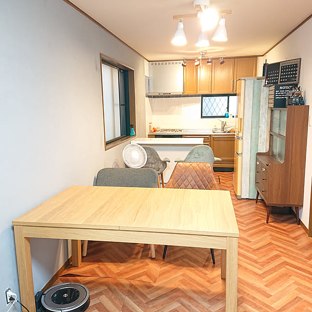kotokanaの-【平日12時までなら即日出荷可】ヘリンボーン クッションフロア ウッド柄 サンゲツ HM-12090 HM-12091 10cm単位 抗菌 人気柄 木目 人気柄 大人気 木目柄 ナチュラル 韓国風 北欧柄 北欧 ホワイト木目 ヘリンボーン柄 洗面所 トイレ 床 リメイク 簡単 DIY お掃除簡単の家具・インテリア写真