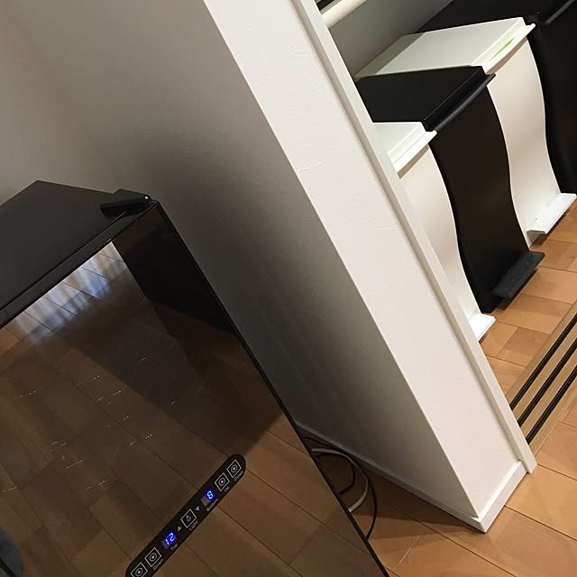 t.k.mの-【2台セット】クード ゴミ箱 33L【ホワイト/ブラック】kcud スタイリッシュ ごみ箱 スリムペダル 33リットル セット組【黒/白】 岩谷マテリアル kcud #30【キャスター付 約幅23.2×奥行41.5×高さ55cm】(新生活/ゴミ分別/引っ越し/スペース活用)の家具・インテリア写真