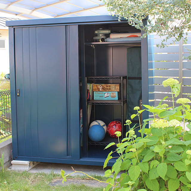 Amazon | [ガーデンマスター] 物置 屋外 収納庫 大型 幅152.8×奥行79.3×高さ153.4㎝ 安心設計 吊り戸式 可動棚10㎝間隔  棚板補強加工 鍵付き 棚板ハーフ2枚 転倒防止設計 屋外用 物置 KSLB-1515 ブラック | 物置・倉庫