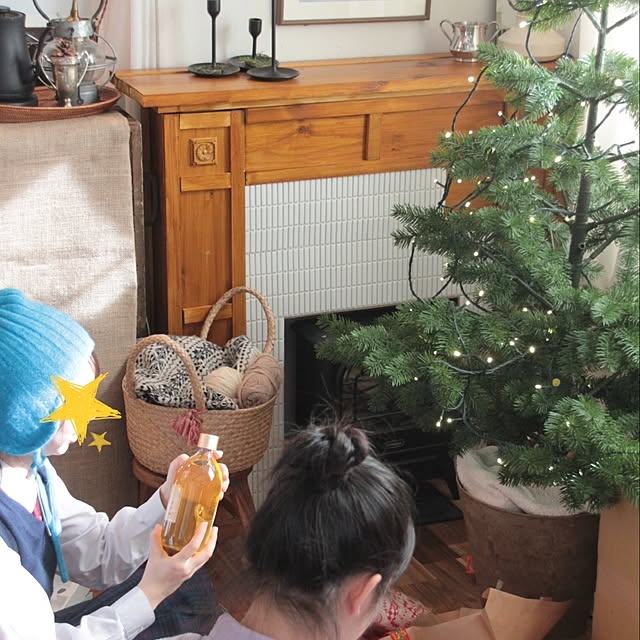 プレゼントを開ける子供たち/マントルピースDIY/リビングのインテリア実例 - 2022-12-26 20:57:23