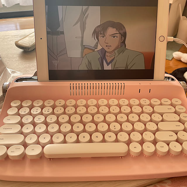 kuroneko.sonotanのwubik-Actto Bluetoothキーボード ワイヤレスキーボード タイプライター風 レトロ 丸型キー 無線 マルチペアリング ブルートゥースキーボード スタンド機能付き 86キー テンキーレス 英語配列 キーボード iOS Android Windows Mac iPhone iPad Macbook PC対応 日本語説明書付きの家具・インテリア写真