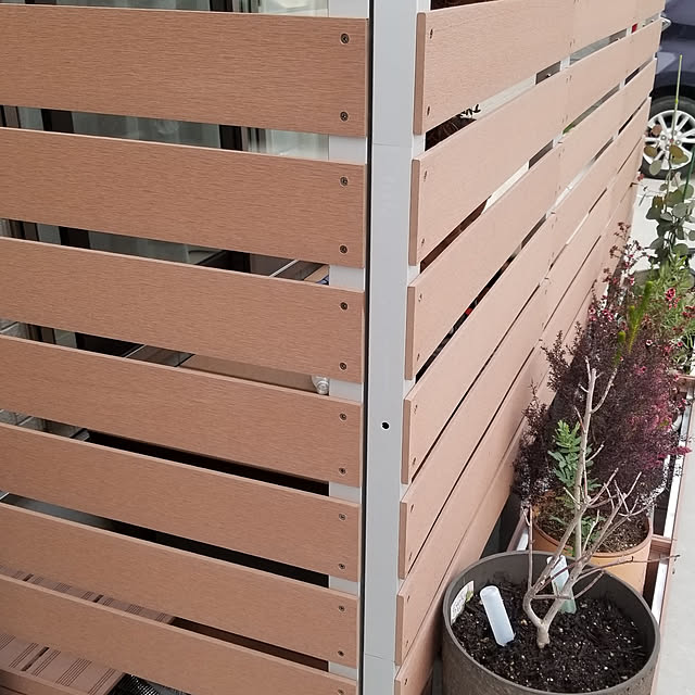 chieの-スタイリッシュフェンス1800×900mm withプランター フラット / アーバン 選べる2タイプ　(aks-10810-10834-10841) フェンス プランター 目隠し 園芸 ガーデニング 人工木 ボーダ 横しまの家具・インテリア写真
