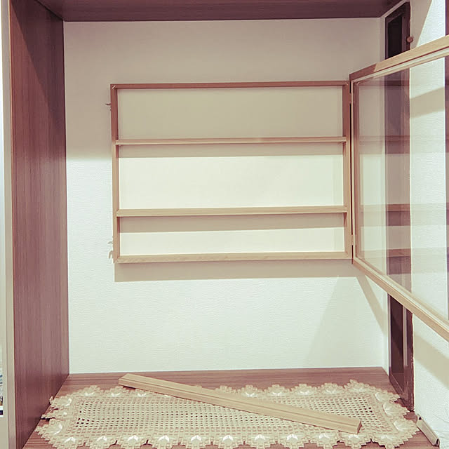 mi-saの-ウォールメイツ正規品【コレクションケース L408 63X48cm】賃貸 OK 壁掛け コレクション ケース！ アクリルスタンド を 石膏ボード 壁 穴 目立たない ピン で 飾る 扉式 ラック！ おしゃれ な 壁面収納 コレクションラック ※安全荷重:ピン5kg/ネジ10kg 日本製の家具・インテリア写真