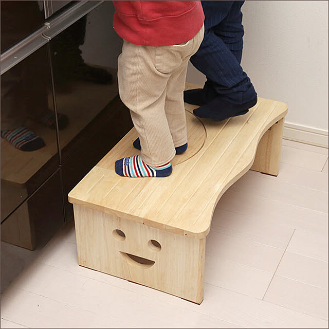 Grandeの-トイレ 踏み台 子供用 かわいい 折りたたみ トイレトレーニング 高さ23cm 木製 キッズ 子ども こども 玄関 洗面所 足台 ステップ台 折り畳み ステップ トイトレ 洗面所 家具通販のグランデの家具・インテリア写真