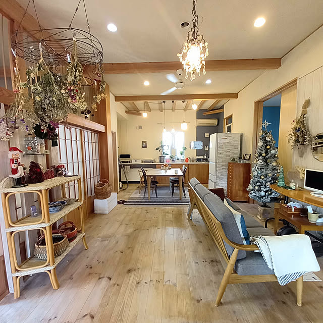 家具ガラス戸付き木製ツェスト棚