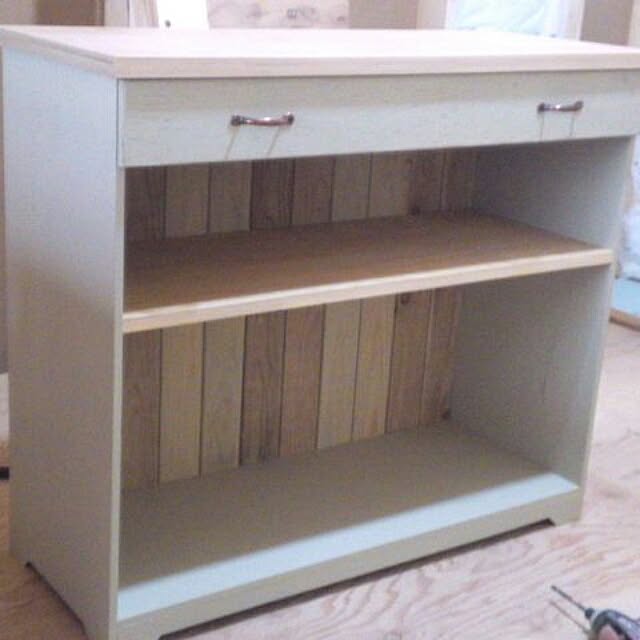 Makotoのアメリカ オールドビレッジ-バタ－ミルクペイント　946ｍｌ(自然塗料)　13-25　Corner cupboard yellowish whiteの家具・インテリア写真