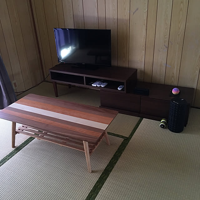 km.zのB.Bファニシング-YOGEAR（ヨギア）センターテーブル YOCT-100 幅100 天然木 ウォールナット バーチ ピーチ マコレ ローテーブル 折り畳み 折りたたみ 折れ脚 リビングテーブル 座卓 ミッドセンチュリの家具・インテリア写真