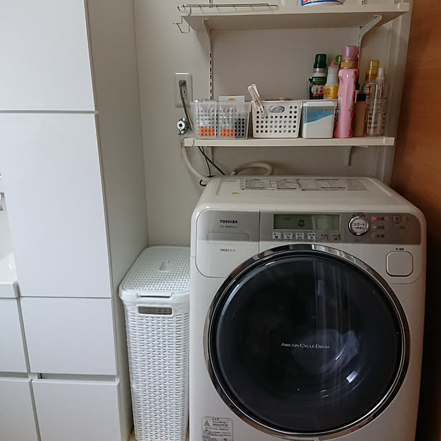 junaの東谷-アミーランドリーボックス 洗濯カゴ 洗濯物入れ 収納 蓋付き 取っ手付き 大容量 スリム 横置き 縦置き ラタン調 スタイリッシュ グレー ホワイトの家具・インテリア写真