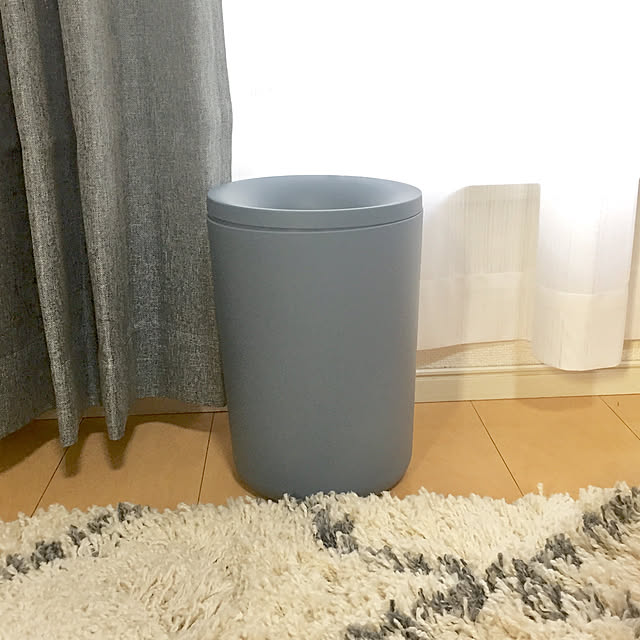 kibiの-【KEYUCA公式店】ケユカ pist ダストボックス 6L・10L[ゴミ箱 ごみ箱 リビング 寝室 洗面所 おしゃれ オシャレ シンプル ピンク ネイビー ホワイト ごみばこ インテリア かわいい おしゃれなゴミ箱 円形 お洒落 丸 トラッシュボックス 新生活 小さい コンパクト くず入れ]の家具・インテリア写真