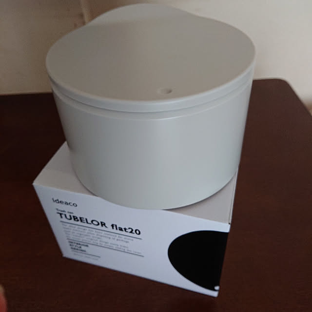 fumi-mのideaco-ideaco イデアコ Trash can TUBELOR flat20 チューブラー フラット20 2.2L ゴミ箱 ごみ箱 ダストボックス ゴミ袋が隠せる 蓋付き 三角コーナー キッチン向けの家具・インテリア写真