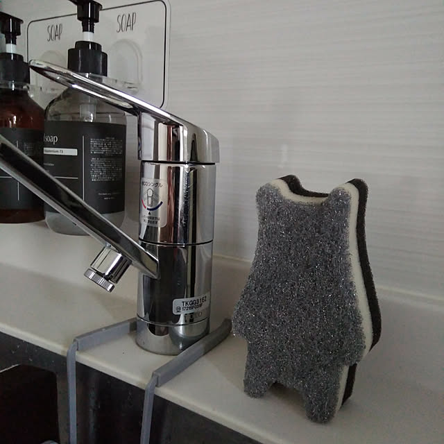 noraの山崎実業-山崎実業 蛇口にかけるスポンジホルダー 3連 プレート Plate ホワイト 4399の家具・インテリア写真