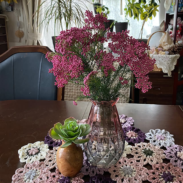 机/ダイソーの花瓶/ドイリー/多肉フェイク/ミモザの木で作られた花瓶...などのインテリア実例 - 2024-04-30 19:39:58