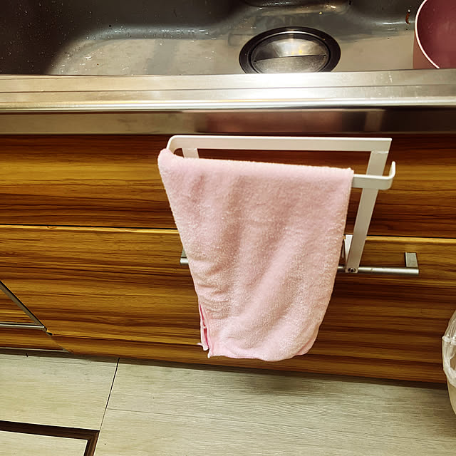 uutann320mozukuの山崎実業-山崎実業(Yamazaki) キッチン シンク下 収納 扉 タオルハンガー ブラック 約W20×D9～10×H25.5cm タワー tower タオル掛け タオルハンガーバー 1986の家具・インテリア写真