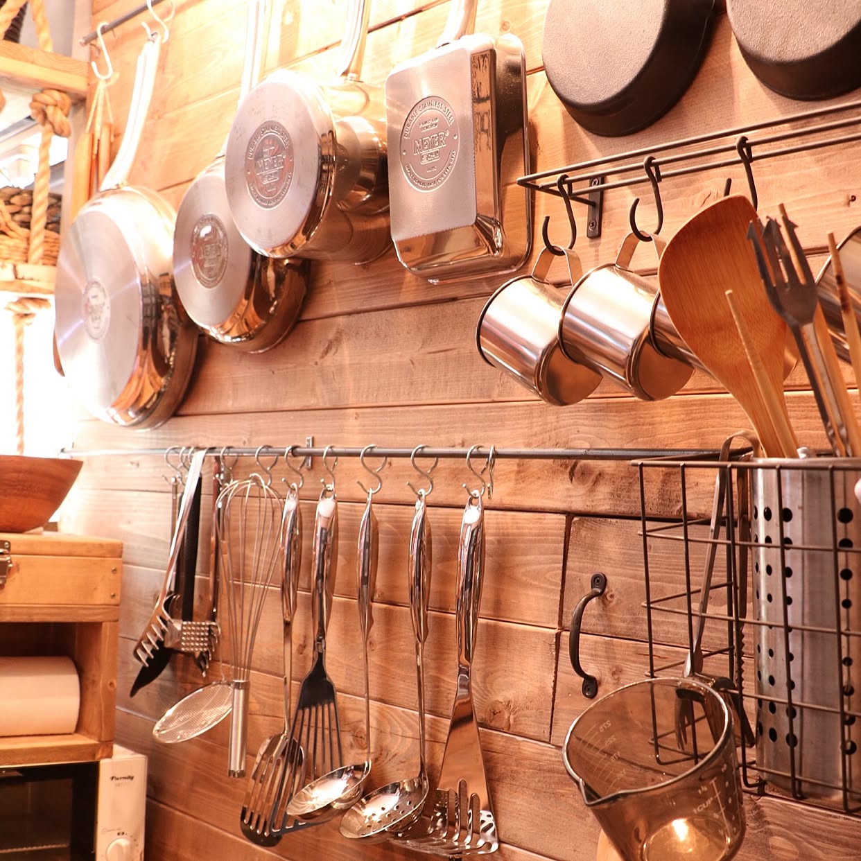 使用頻度が高いフライパンは引っかけて、見せる収納 | RoomClip ...