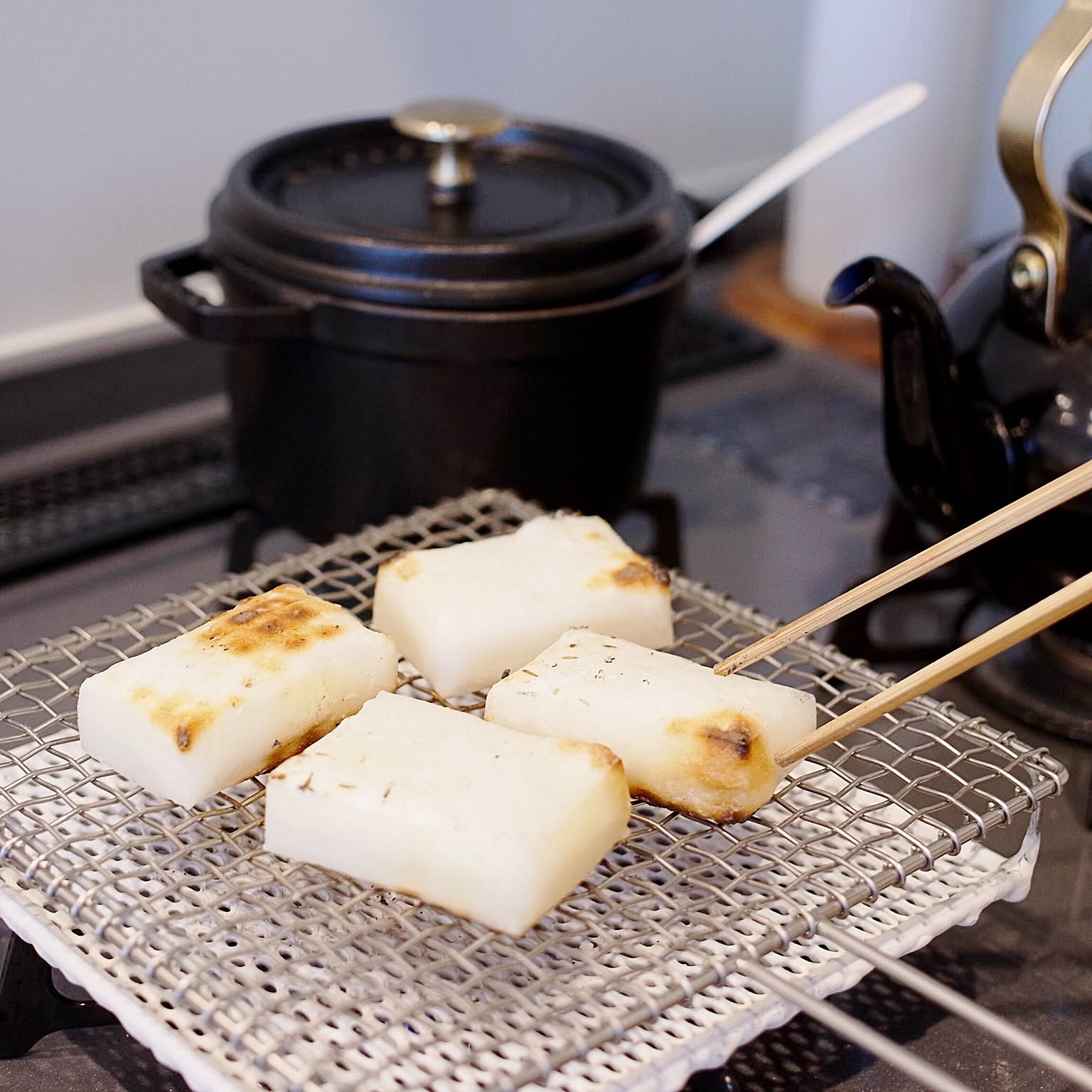 「金網つじ」の「手付きセラミック付き焼き網」4､500円くらい