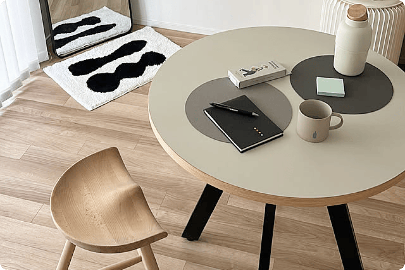 ミドルサイズの丸テーブル